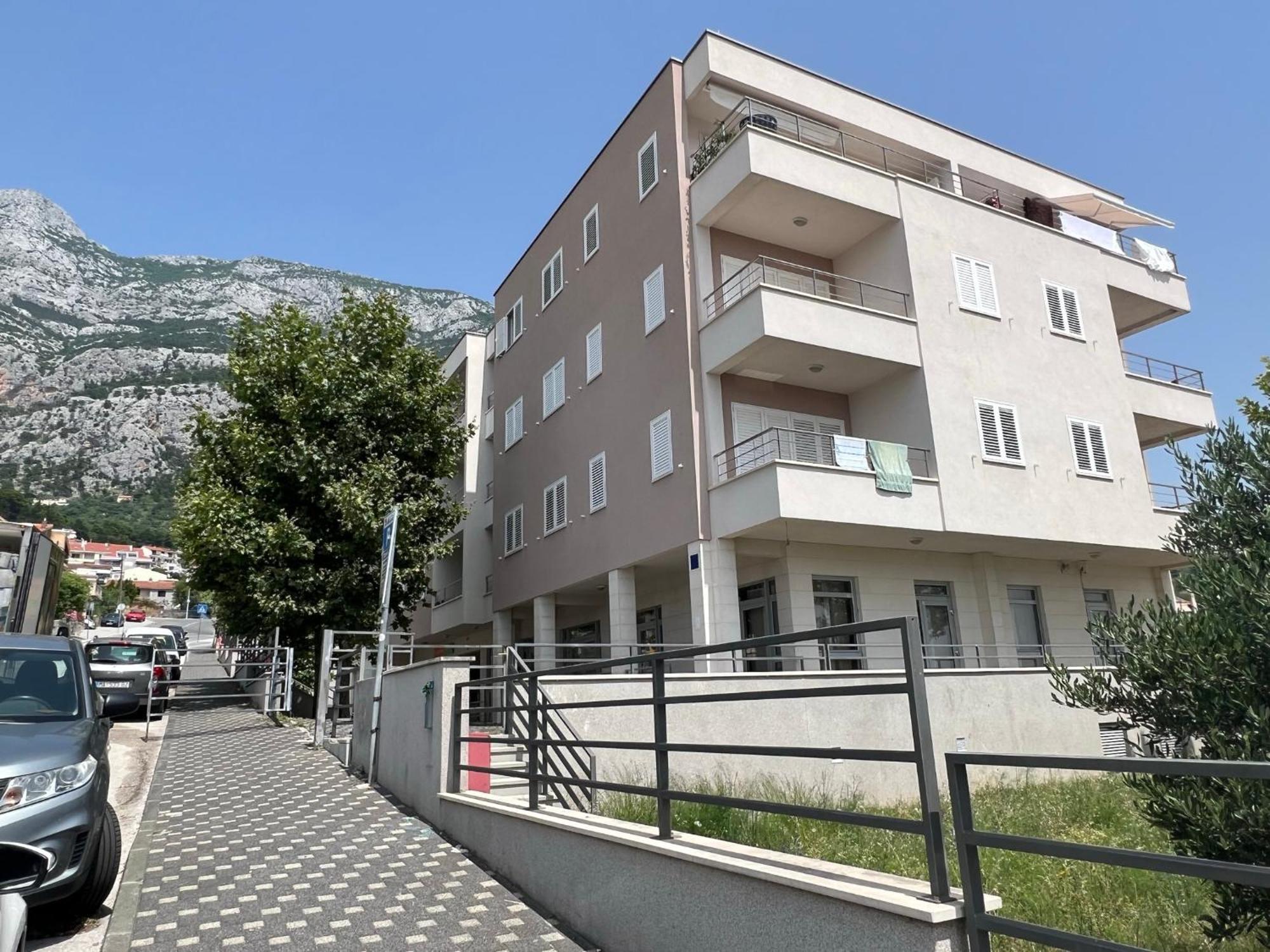 Apartment Lucija - Cozy Flat In The City Center With A Sea View & Parking Makarska Exterior photo